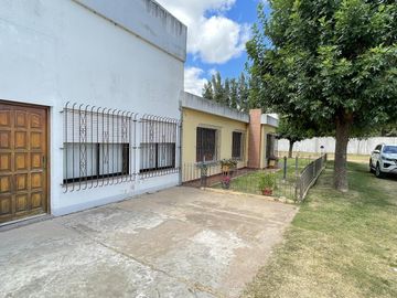 Casaquinta, 1,5 has. 2 viviendas, tinglado, quincho, garaje 4 autos, zona productiva. La Plata