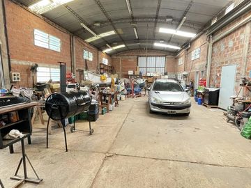 Casaquinta, 1,5 has. 2 viviendas, tinglado, quincho, garaje 4 autos, zona productiva. La Plata