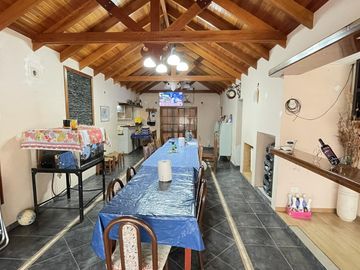 Casaquinta, 1,5 has. 2 viviendas, tinglado, quincho, garaje 4 autos, zona productiva. La Plata