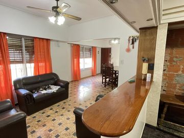 Casaquinta, 1,5 has. 2 viviendas, tinglado, quincho, garaje 4 autos, zona productiva. La Plata
