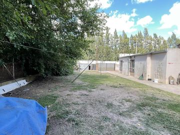 Casaquinta, 1,5 has. 2 viviendas, tinglado, quincho, garaje 4 autos, zona productiva. La Plata