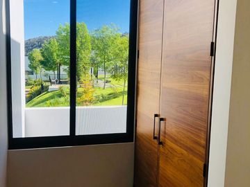 MAGNIFICA RESIDENCIA EN LOS ROBLES