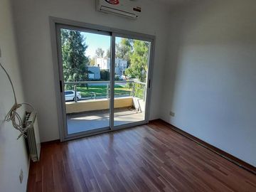 Casa de cinco ambientes en venta, Haras Maria Victoria.