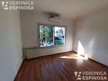 Casa de cinco ambientes en venta, Haras Maria Victoria.