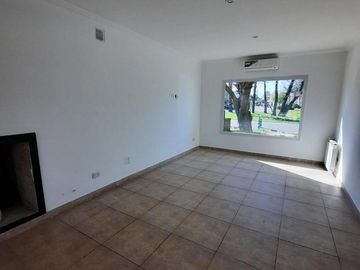 Casa de cinco ambientes en venta, Haras Maria Victoria.