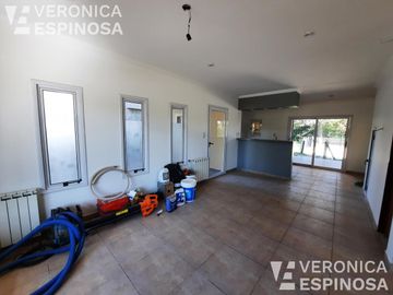 Casa de cinco ambientes en venta, Haras Maria Victoria.