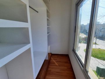 Casa de cinco ambientes en venta, Haras Maria Victoria.