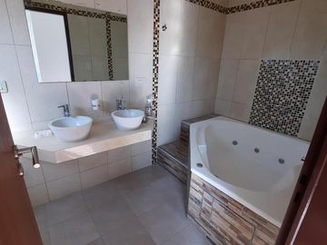 Casa de cinco ambientes en venta, Haras Maria Victoria.