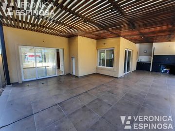 Casa de cinco ambientes en venta, Haras Maria Victoria.