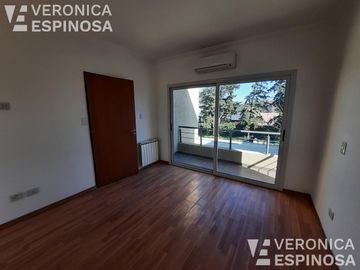 Casa de cinco ambientes en venta, Haras Maria Victoria.