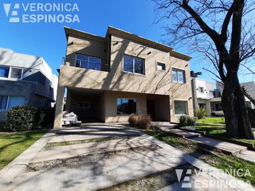 Casa de cinco ambientes en venta, Haras Maria Victoria.