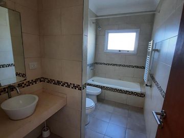 Casa de cinco ambientes en venta, Haras Maria Victoria.
