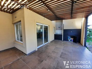 Casa de cinco ambientes en venta, Haras Maria Victoria.