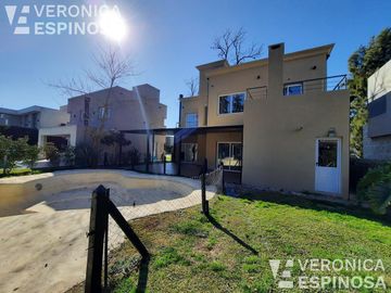 Casa de cinco ambientes en venta, Haras Maria Victoria.