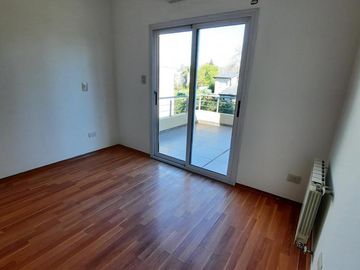 Casa de cinco ambientes en venta, Haras Maria Victoria.