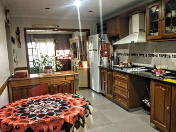 Casa en venta - 3 Dormitorios 2 Baños 1 Cochera - 407Mts2 - Ezpeleta