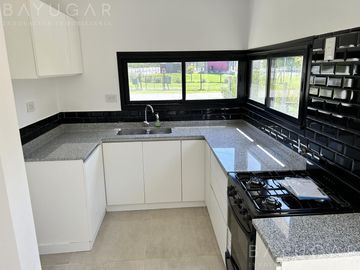 Venta Casa -  Los Arces / Pilar / Apta Credito