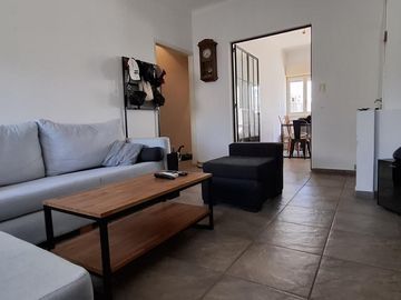 ¡Excelente PH Refaccionado de 3 Ambientes con Patio y Parrilla!- En Venta