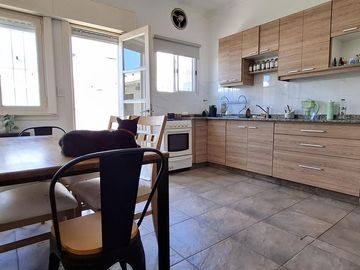 ¡Excelente PH Refaccionado de 3 Ambientes con Patio y Parrilla!- En Venta