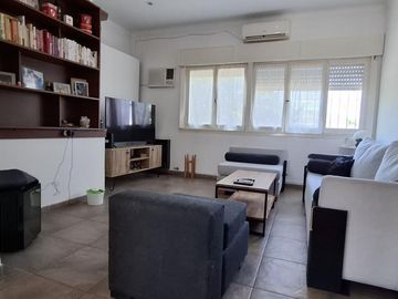 ¡Excelente PH Refaccionado de 3 Ambientes con Patio y Parrilla!- En Venta