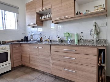 ¡Excelente PH Refaccionado de 3 Ambientes con Patio y Parrilla!- En Venta