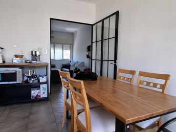 ¡Excelente PH Refaccionado de 3 Ambientes con Patio y Parrilla!- En Venta