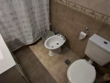 ¡Excelente PH Refaccionado de 3 Ambientes con Patio y Parrilla!- En Venta