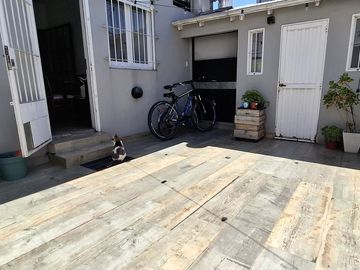 ¡Excelente PH Refaccionado de 3 Ambientes con Patio y Parrilla!- En Venta