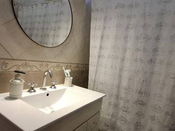 ¡Excelente PH Refaccionado de 3 Ambientes con Patio y Parrilla!- En Venta