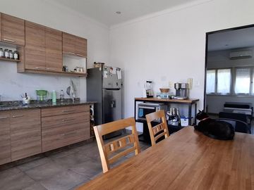 ¡Excelente PH Refaccionado de 3 Ambientes con Patio y Parrilla!- En Venta