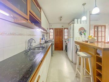 CASA 4 DORMITORIOSEN VENTA LA PLATA CON PILETA