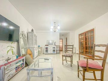 CASA 4 DORMITORIOSEN VENTA LA PLATA CON PILETA