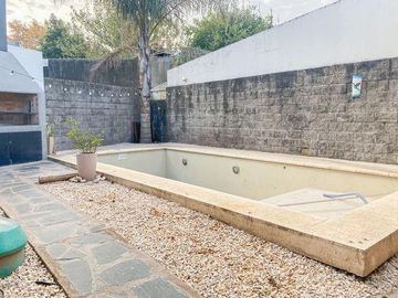 CASA 4 DORMITORIOSEN VENTA LA PLATA CON PILETA