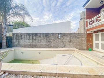 CASA 4 DORMITORIOSEN VENTA LA PLATA CON PILETA