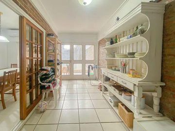 CASA 4 DORMITORIOSEN VENTA LA PLATA CON PILETA