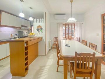 CASA 4 DORMITORIOSEN VENTA LA PLATA CON PILETA