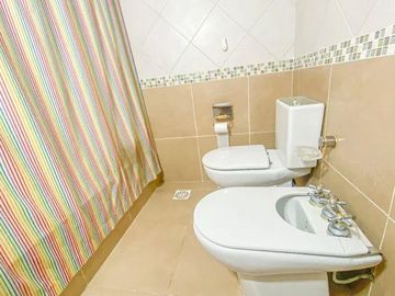 CASA 4 DORMITORIOSEN VENTA LA PLATA CON PILETA