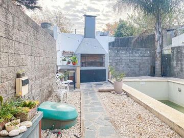 CASA 4 DORMITORIOSEN VENTA LA PLATA CON PILETA