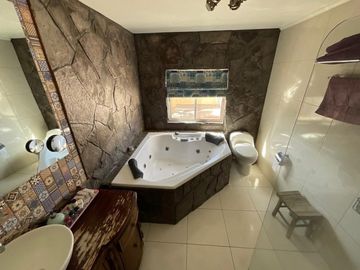 Venta amplia casa 5D4B en Condominio Parques de Bilbao
