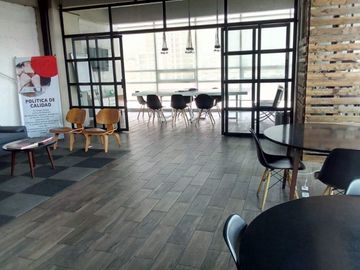 HERMOSAS OFICINAS, EXCELENTE UBICACION, CON SALAS JUNTAS Y  SALON VIP