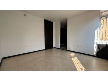 Casa de tres pisos con terraza en venta - Bosque de Versalles Palmira