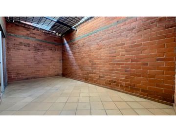 Casa de tres pisos con terraza en venta - Bosque de Versalles Palmira