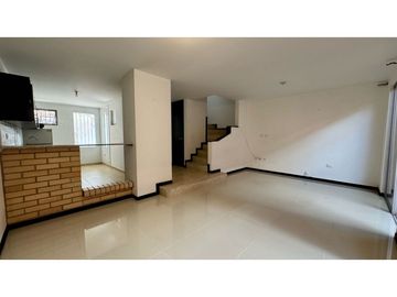Casa de tres pisos con terraza en venta - Bosque de Versalles Palmira