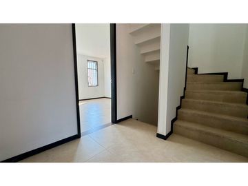 Casa de tres pisos con terraza en venta - Bosque de Versalles Palmira