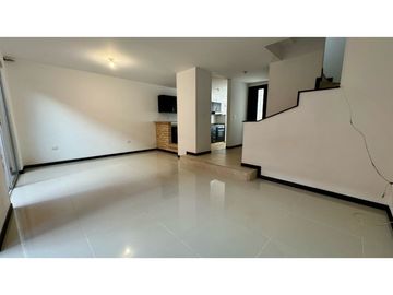 Casa de tres pisos con terraza en venta - Bosque de Versalles Palmira