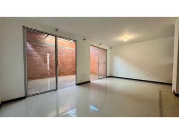 Casa de tres pisos con terraza en venta - Bosque de Versalles Palmira