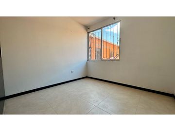 Casa de tres pisos con terraza en venta - Bosque de Versalles Palmira