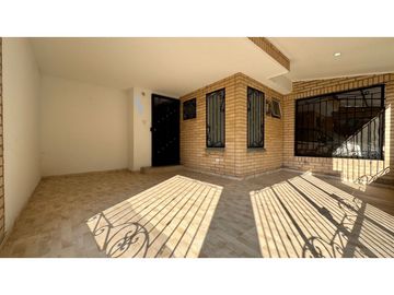 Casa de tres pisos con terraza en venta - Bosque de Versalles Palmira