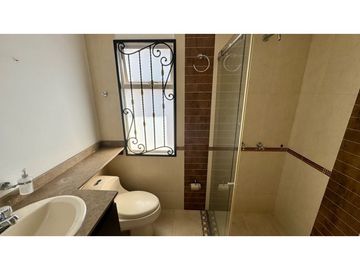 Casa de tres pisos con terraza en venta - Bosque de Versalles Palmira