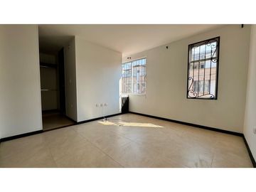 Casa de tres pisos con terraza en venta - Bosque de Versalles Palmira